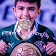 Filho de Dudu ergue troféu pelo Palmeiras no mesmo dia que o pai (Montagem R7/Reprodução Instagram @7_dudu)